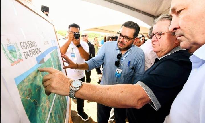 João Azevêdo inspeciona obras de infraestrutura rodoviária e autoriza investimentos em abastecimento de água em municípi