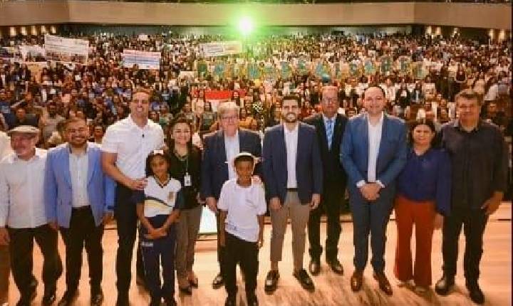 João Azevêdo premia 100 melhores escolas Referência em Aprendizagem e recebe reconhecimento por avanços na Educação