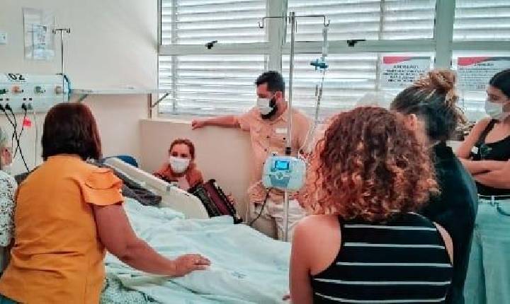 Sanfoneiro internado em cuidados paliativos recebe homenagem da filha no Hospital Metropolitano
