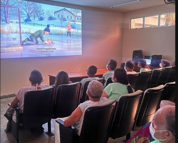 Cine Clementino proporciona tarde diferente para pacientes com exibição de filme