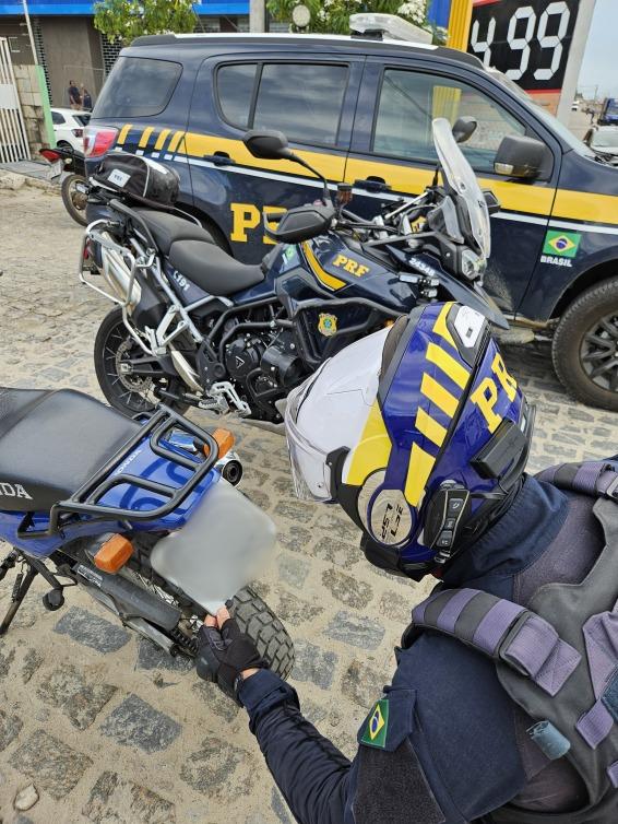 PRF na Paraíba apreende dois veículos adulterados, prende foragido da Justiça e flagra condutor embriagado