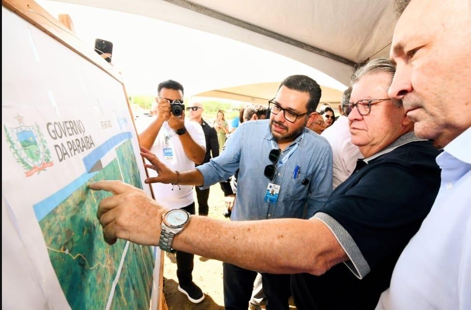 João Azevêdo inspeciona obras de infraestrutura rodoviária e autoriza investimentos em abastecimento de água em municípi