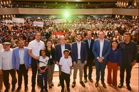João Azevêdo premia 100 melhores escolas Referência em Aprendizagem e recebe reconhecimento por avanços na Educação