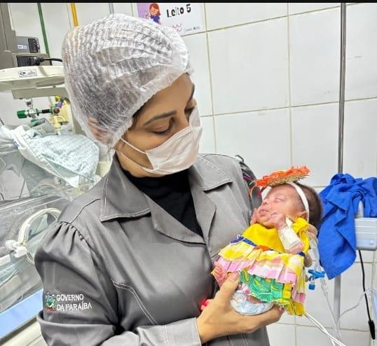 Maternidade de Patos realiza ensaio fotográfico junino com recém-nascidos