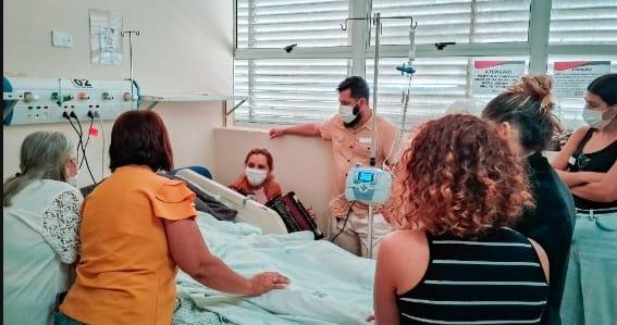 Sanfoneiro internado em cuidados paliativos recebe homenagem da filha no Hospital Metropolitano