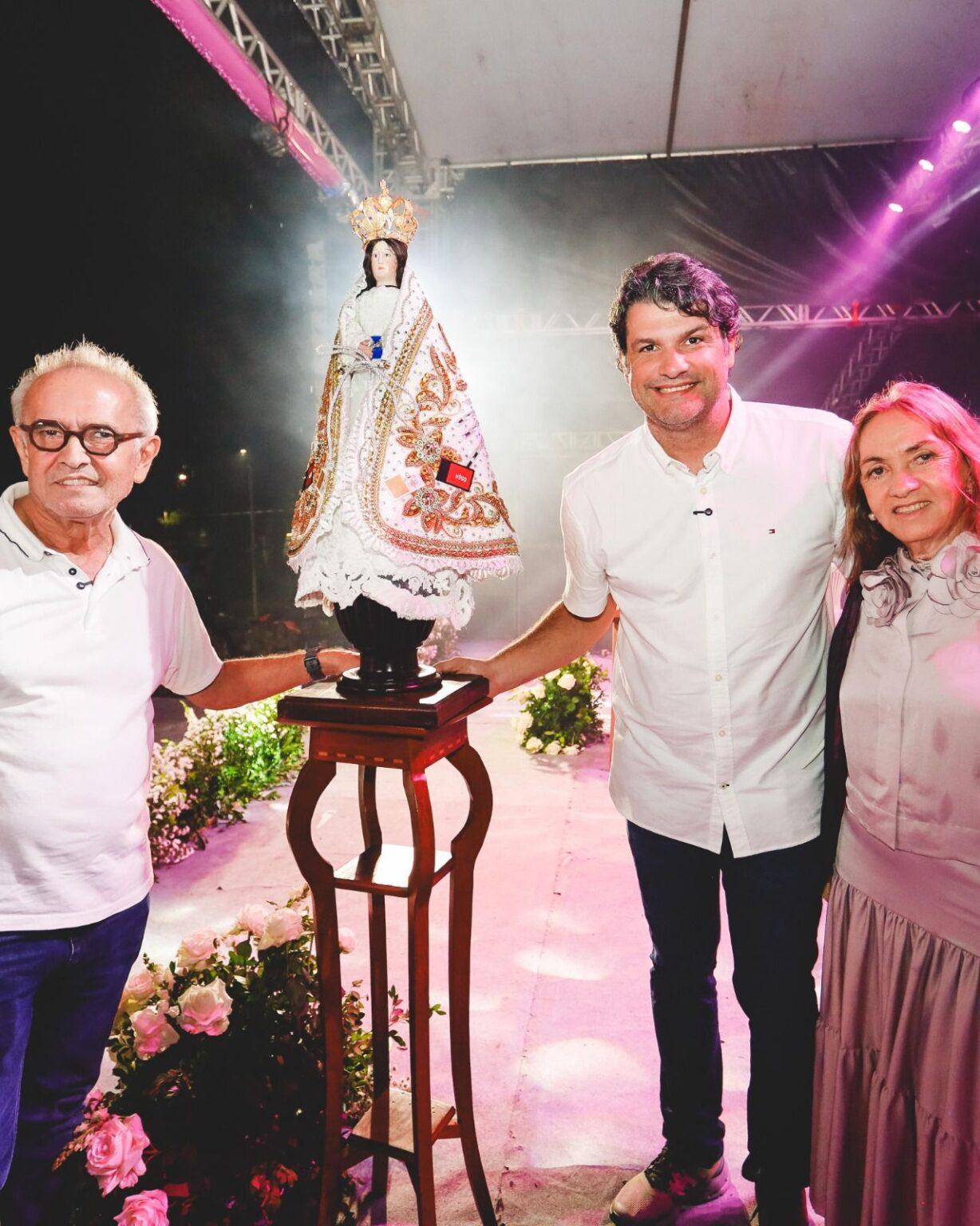Chuva, missa e show da banda Colo de Deus marcam primeira noite da Festa das Neves 2025